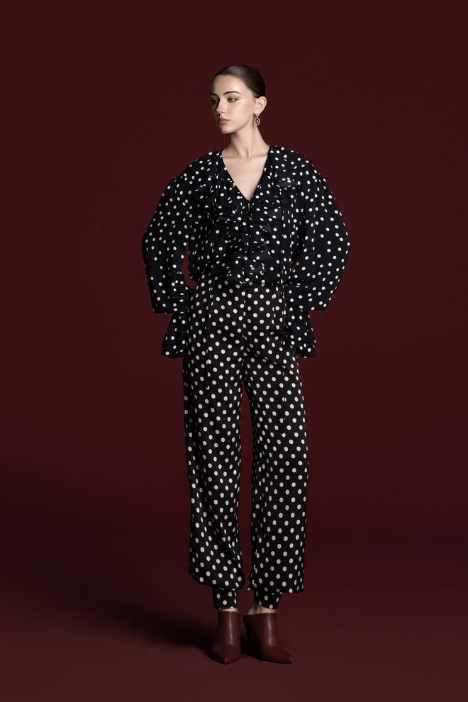 Họa tiết chấm bi, da báo gây bão từ street style thế giới đến công sở Việt- Ảnh 7.