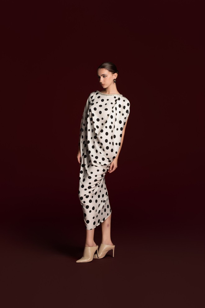 Họa tiết chấm bi, da báo gây bão từ street style thế giới đến công sở Việt- Ảnh 8.