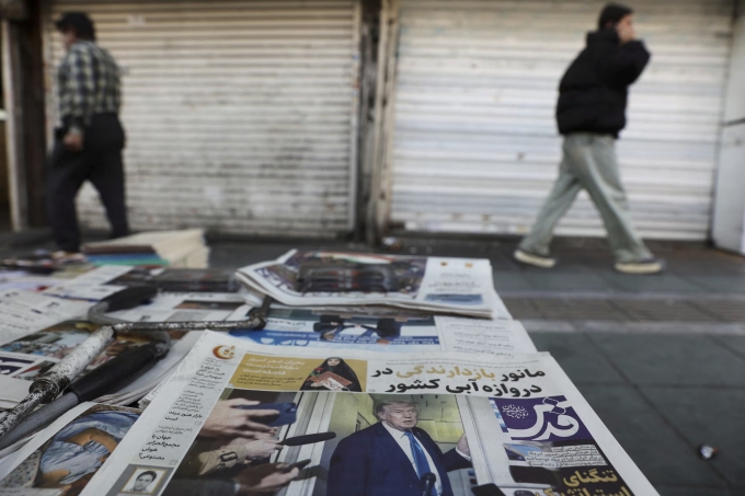 Một tờ báo với hình ảnh Tổng thống Mỹ Donald Trump trên trang bìa được bày bán tại thủ đô Tehran, Iran, hôm 19/2. Ảnh: Reuters