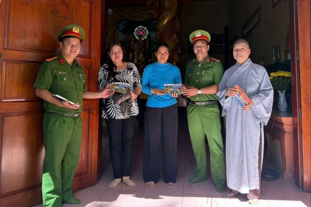 Đội Chữa cháy và cứu nạn cứu hộ Khu vực 33, Phòng PC07 phát cẩm nang PCCC cho người dân đi lễ chùa, tăng ni, ban quản trị nâng cao ý thức phòng ngừa cháy nổ dịp rằm tháng Giêng. Ảnh: PHẠM HẢI z7572320686361_c2c0d0c04662a564cf68ecf487ca1313.jpg