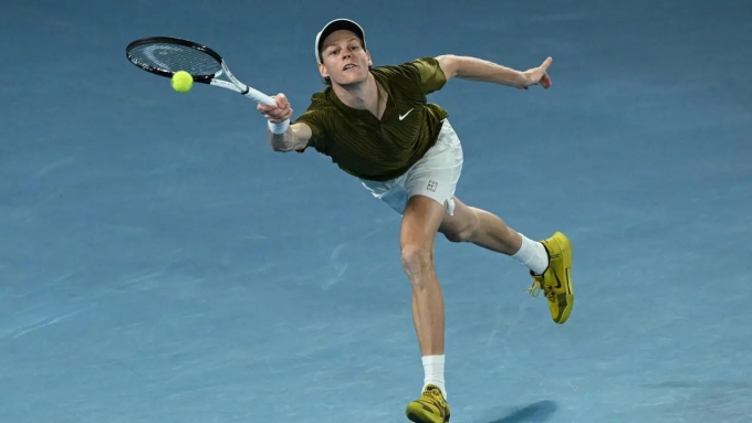 Sinner trả giao bóng trong trận gặp Djokovic tại bán kết Australia Mở rộng, trên sân Rod Laver, Melbourne, Australia, tối 30/1. Ảnh: Reuters