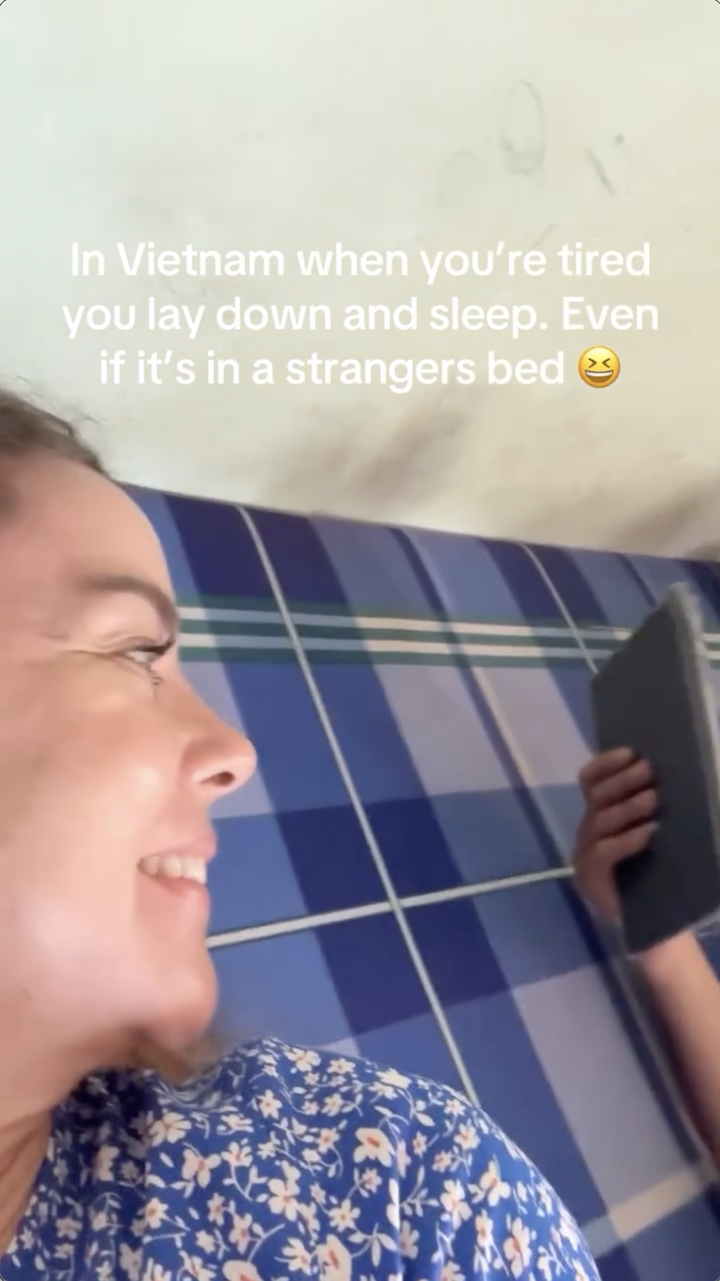 Nữ khách Tây bối rối khi được ông chú miền Tây mời lên giường ngủ chung với vợ con- Ảnh 4.