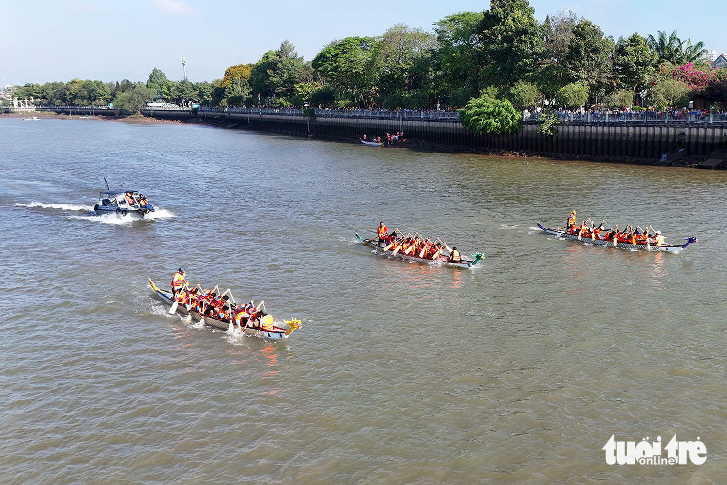 Lật thuyền đua trên sông Đồng Nai, lực lượng chức năng áp sát đưa vận động viên lên bờ an toàn 2 Đồng Nai - Ảnh 2.