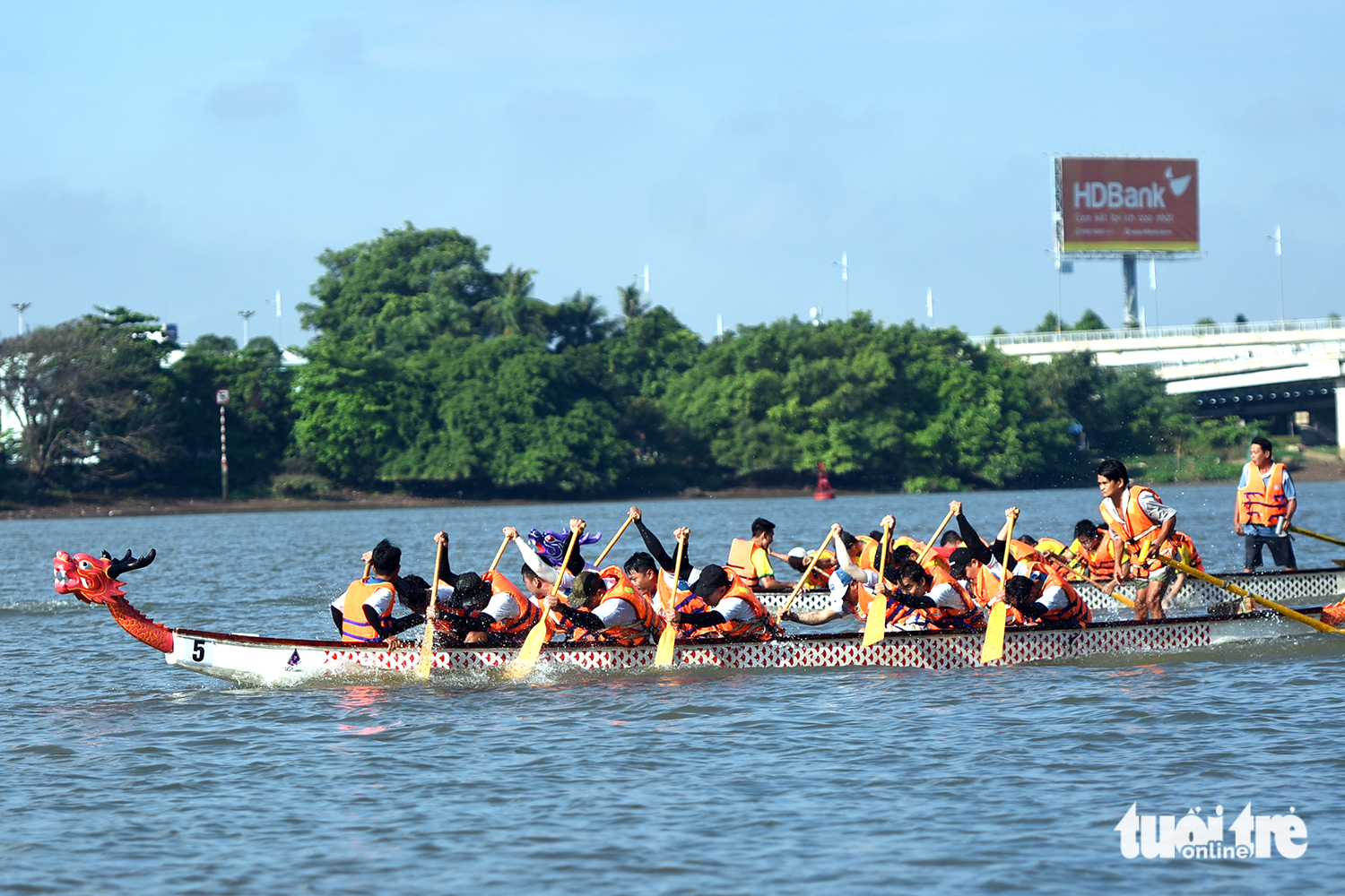 Lật thuyền đua trên sông Đồng Nai, lực lượng chức năng áp sát đưa vận động viên lên bờ an toàn 3 Đồng Nai - Ảnh 3.