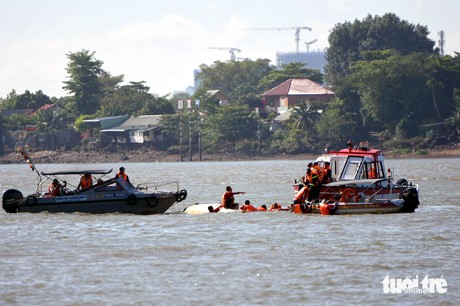 Lật thuyền đua trên sông Đồng Nai, lực lượng chức năng áp sát đưa vận động viên lên bờ an toàn 5 Đồng Nai - Ảnh 5.