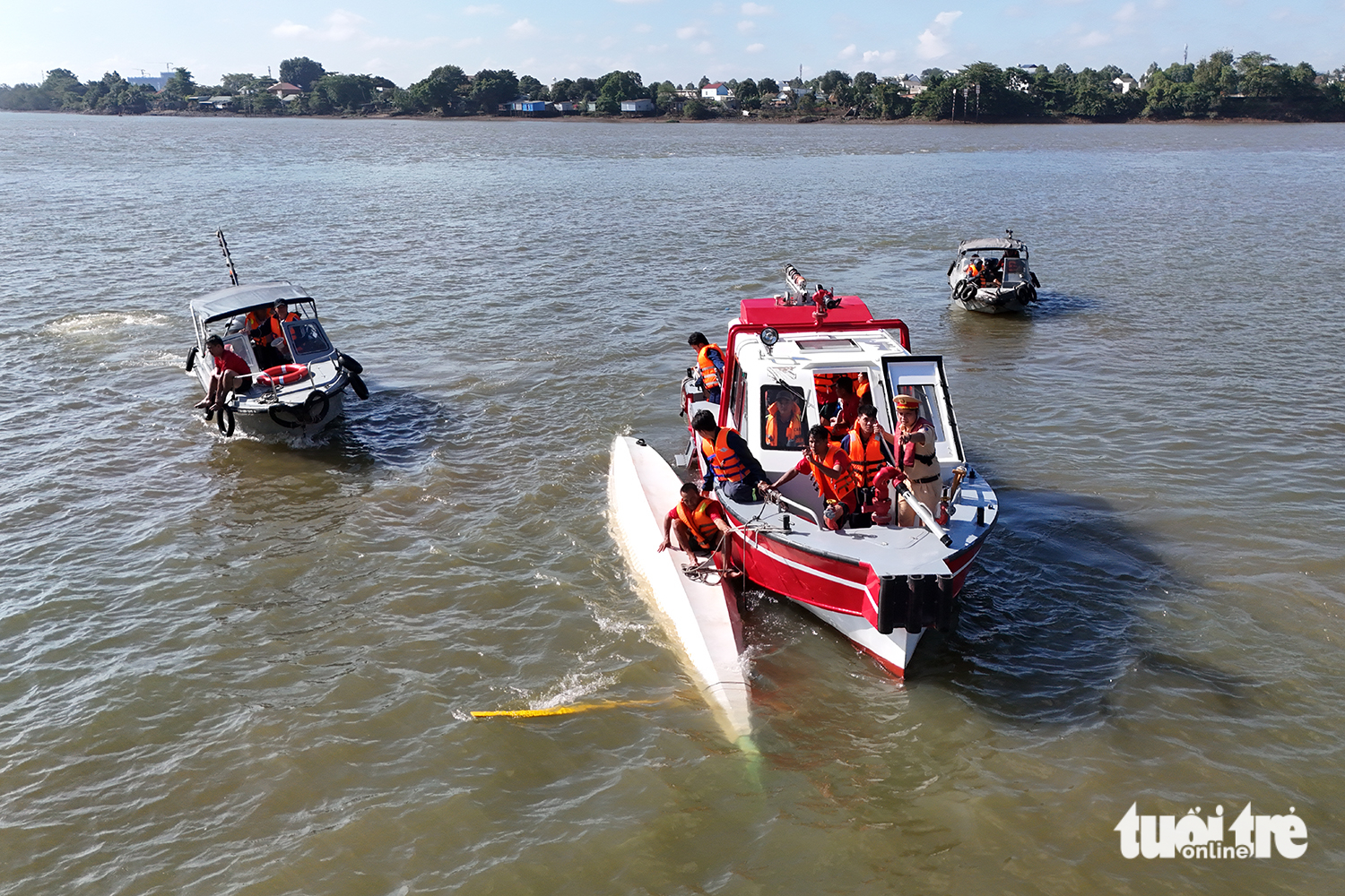 Lật thuyền đua trên sông Đồng Nai, lực lượng chức năng áp sát đưa vận động viên lên bờ an toàn 6 Đồng Nai - Ảnh 6.