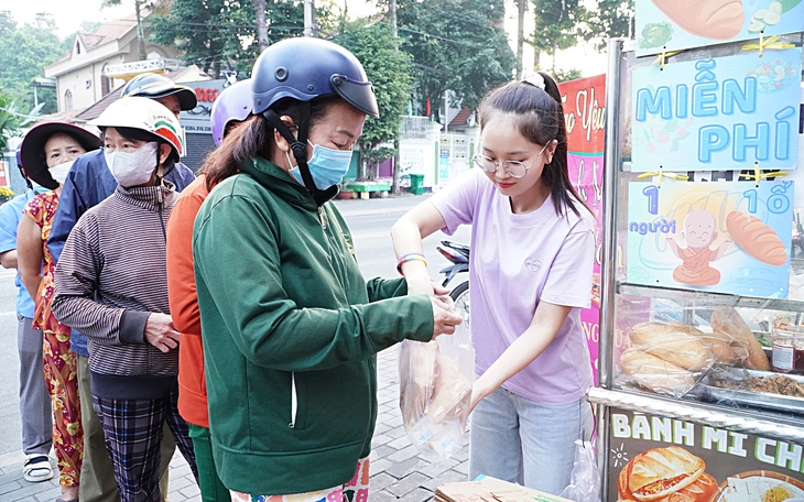 Từ nỗi lo ‘nghiện’ điện thoại, cô giáo Nha Trang tạo cuộc thi ảnh Tết kéo học sinh gần lại gia đình - Ảnh 6.