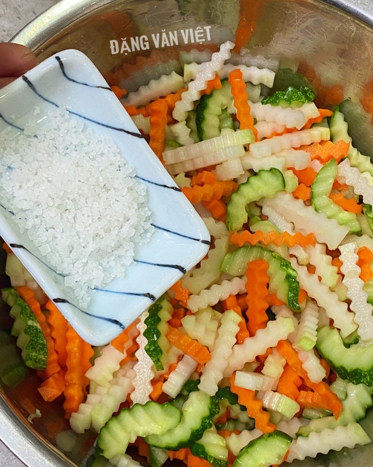 Ướp muối trắng, sau đó đổ nước đi cho giòn dưa góp