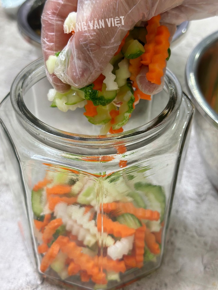 Hũ sau khi sấy khô, đảm bảo thì xếp dưa vào hũ