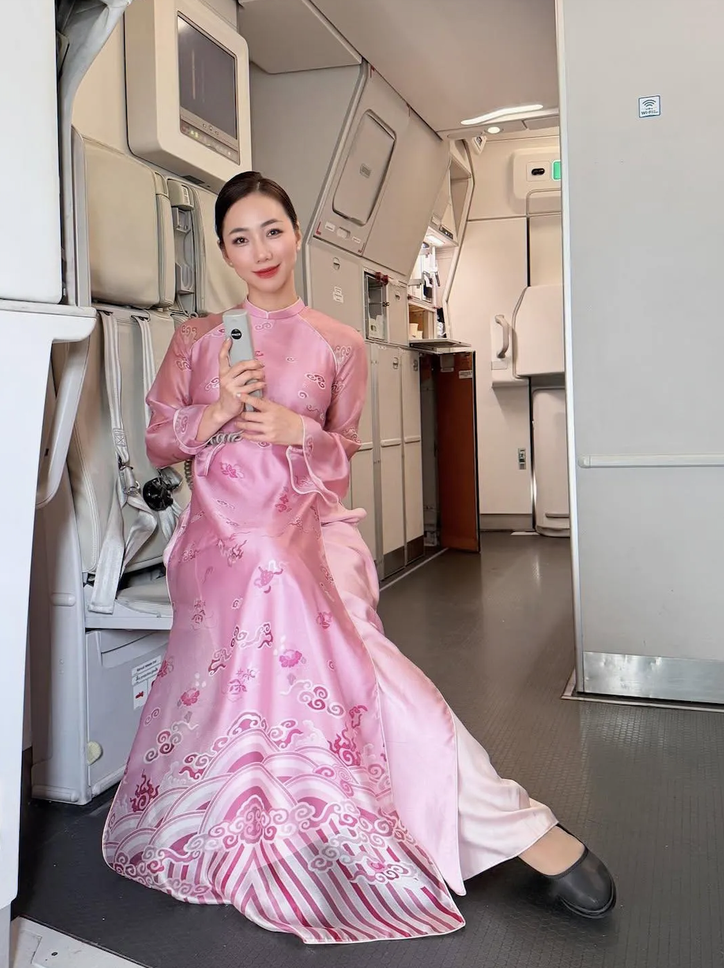 1772266616 815 Khi tiep vien duoc tu do dien ao dai ruc