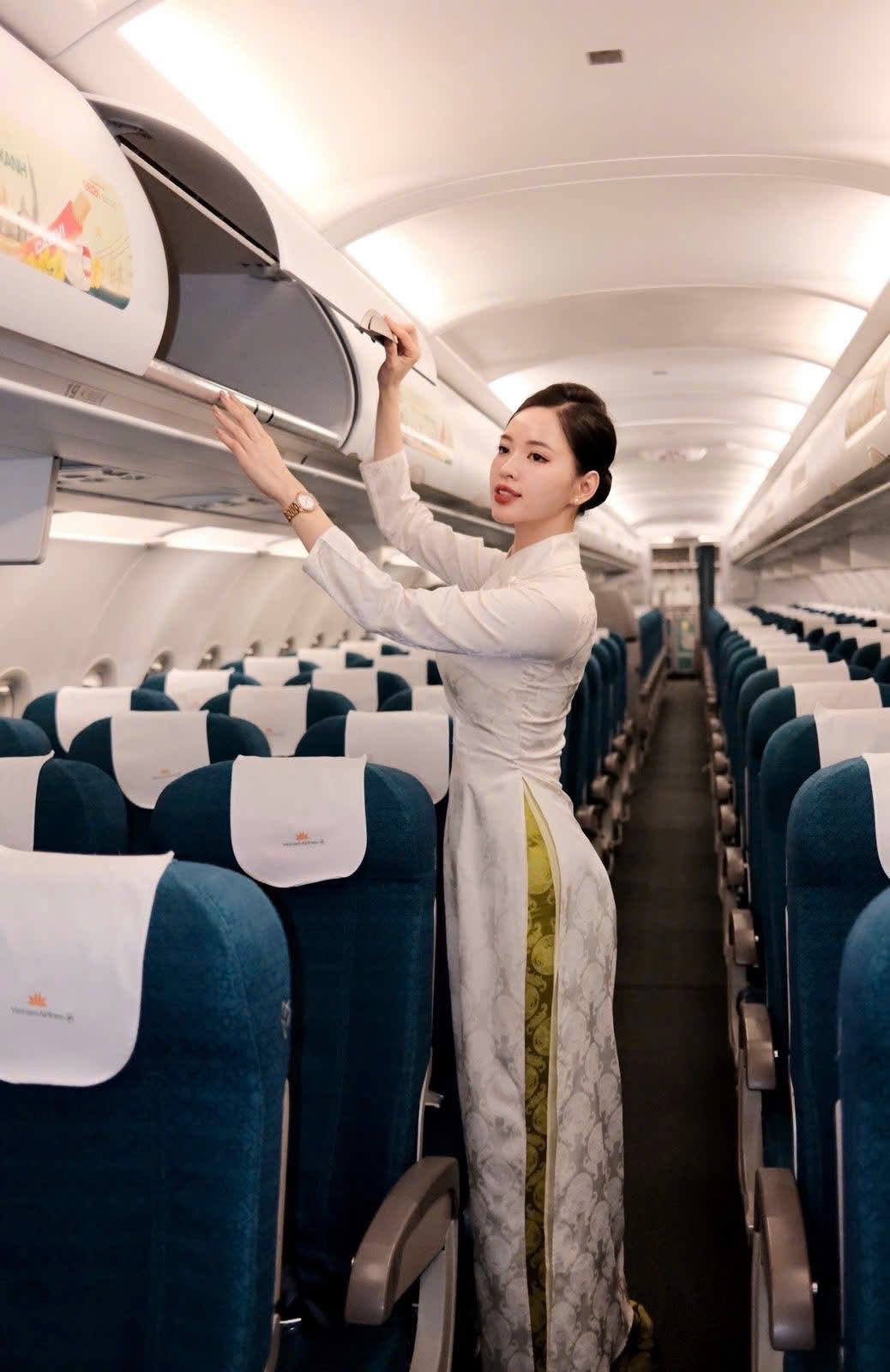 1772266633 658 Khi tiep vien duoc tu do dien ao dai ruc