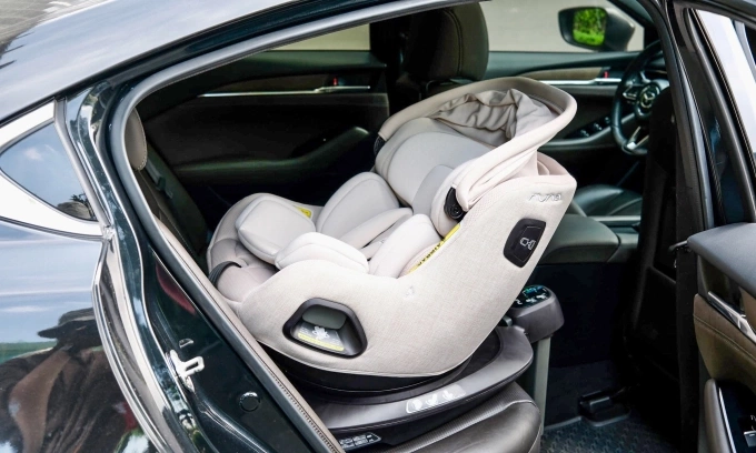 Ghế trẻ em lắp trên hàng ghế sau ôtô con tại Việt Nam. Ảnh: Hồ Tân