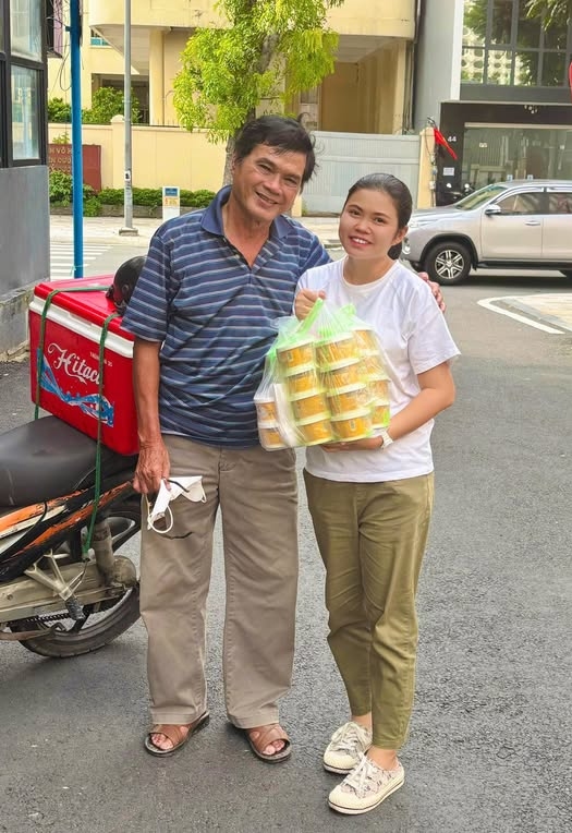 Khán giả ủng hộ Mai Trần giao đồ ăn online. Ảnh: Nhân vật cung cấp