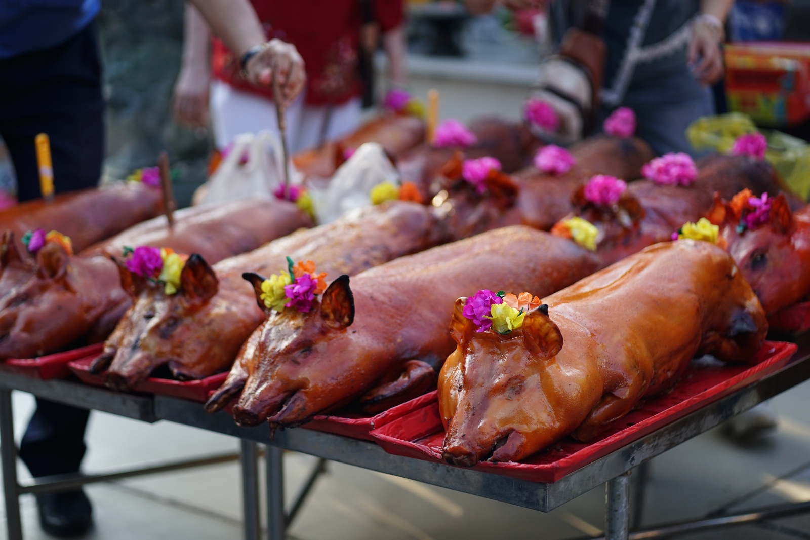 Sáng 12 âm lịch có gì mà tiểu thương đồng loạt bày heo quay, ngũ đậu giữa lòng chợ Bình Tây?- Ảnh 4.