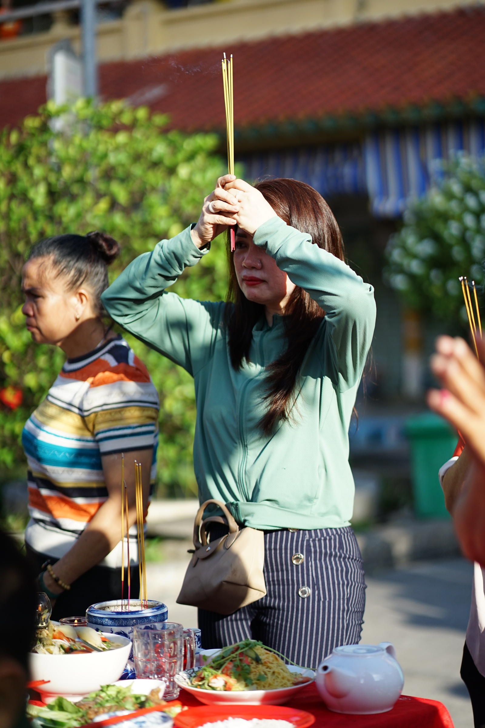 Sáng 12 âm lịch có gì mà tiểu thương đồng loạt bày heo quay, ngũ đậu giữa lòng chợ Bình Tây?- Ảnh 5.
