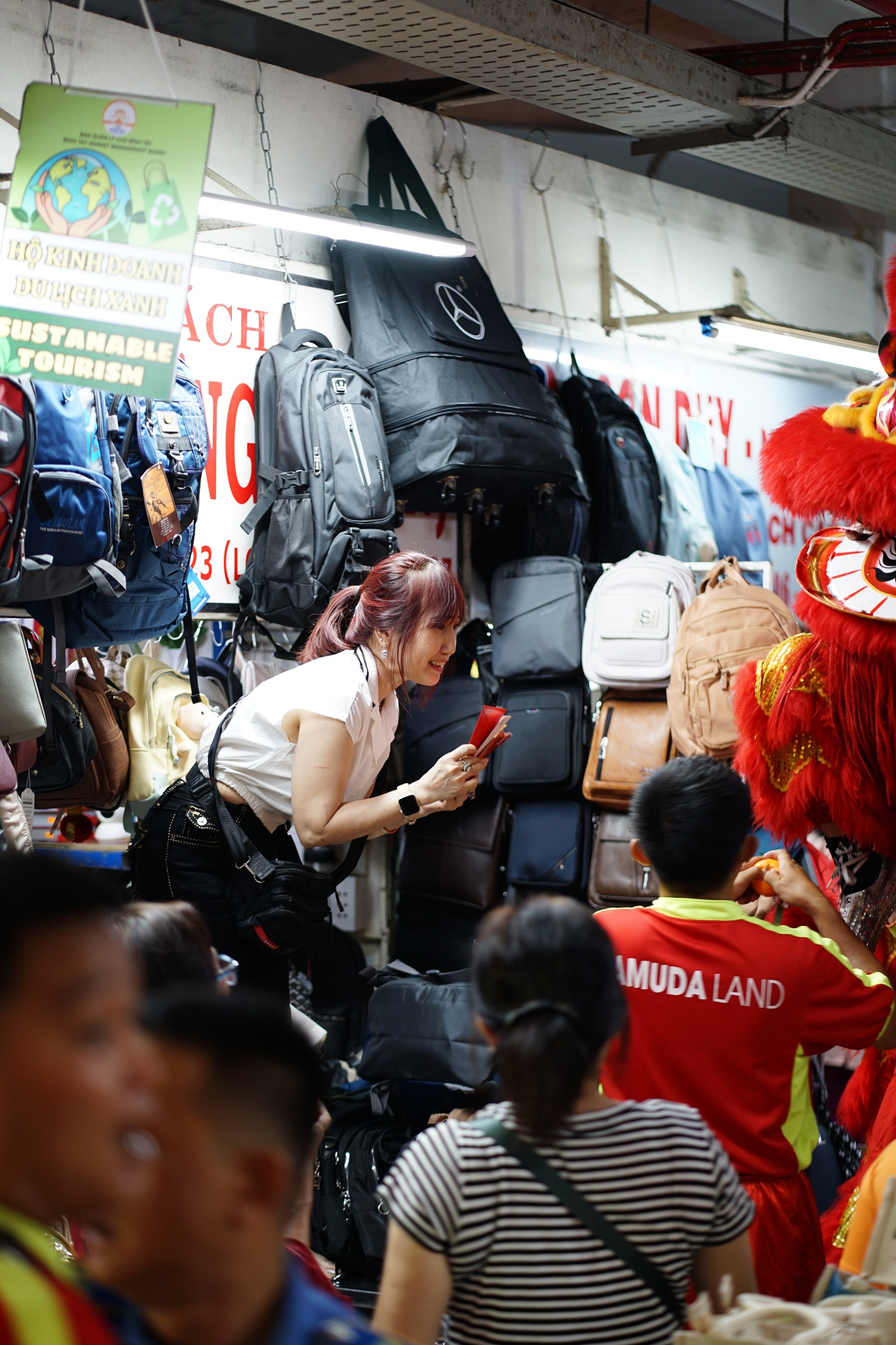 Sáng 12 âm lịch có gì mà tiểu thương đồng loạt bày heo quay, ngũ đậu giữa lòng chợ Bình Tây?- Ảnh 7.
