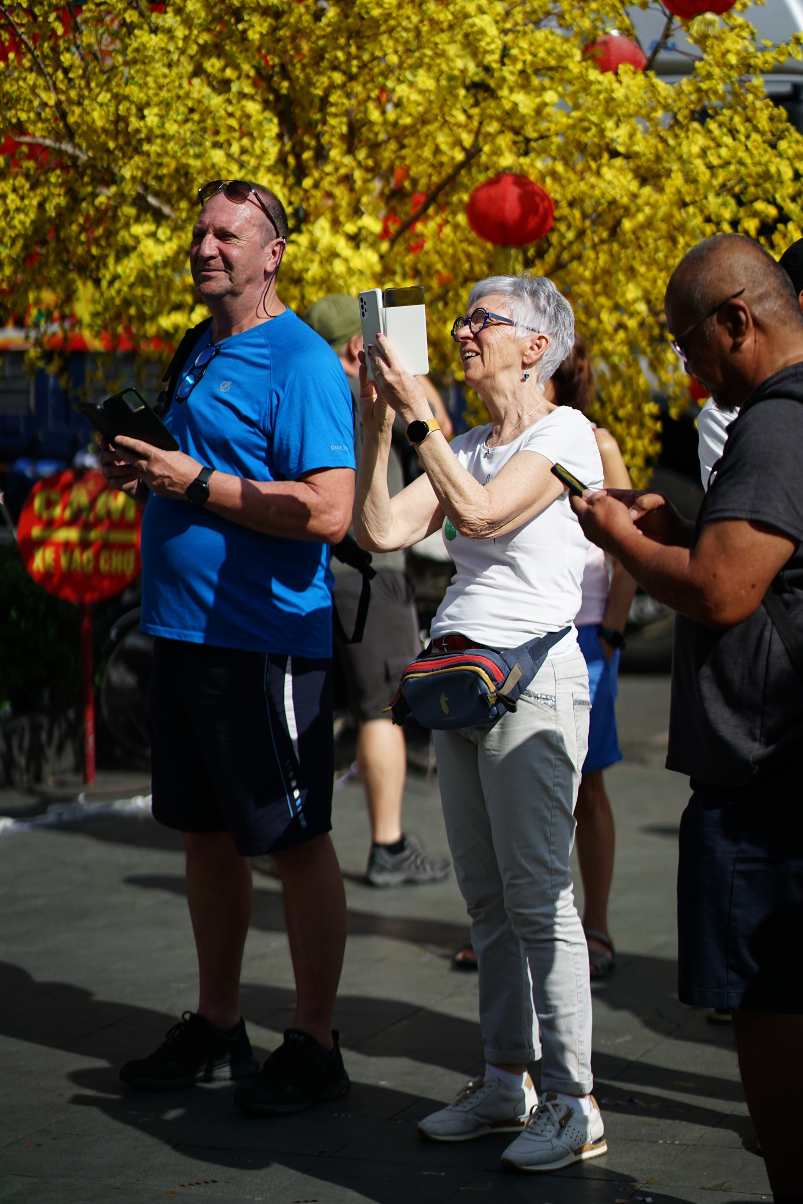 Sáng 12 âm lịch có gì mà tiểu thương đồng loạt bày heo quay, ngũ đậu giữa lòng chợ Bình Tây?- Ảnh 9.