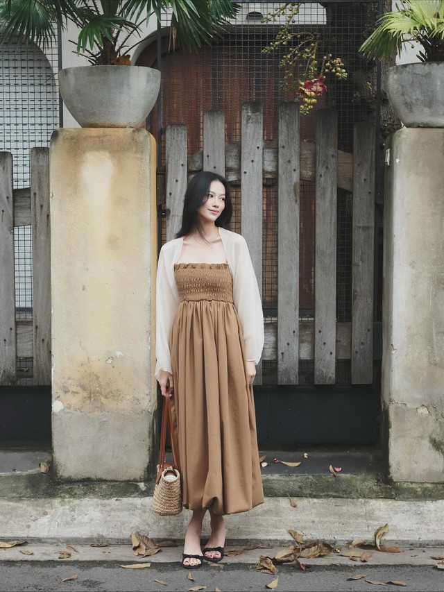 Dịu dàng ngày đầu năm với áo khoác mỏng phối đầm hai dây- Ảnh 2.