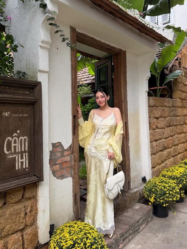 Dịu dàng ngày đầu năm với áo khoác mỏng phối đầm hai dây- Ảnh 3.