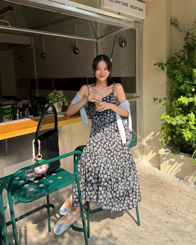 Dịu dàng ngày đầu năm với áo khoác mỏng phối đầm hai dây- Ảnh 4.