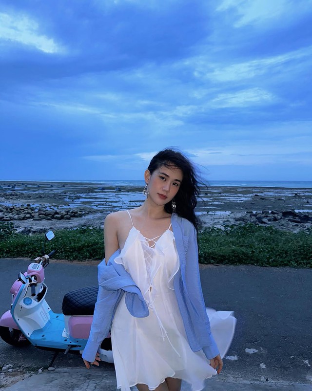 Dịu dàng ngày đầu năm với áo khoác mỏng phối đầm hai dây- Ảnh 5.