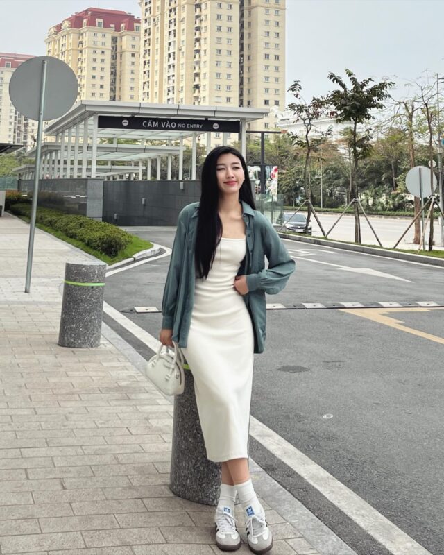 Dịu dàng ngày đầu năm với áo khoác mỏng phối đầm hai dây- Ảnh 6.