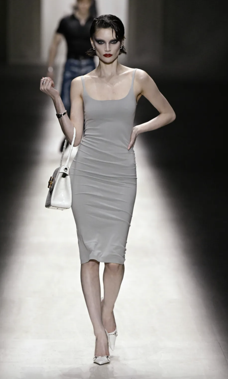 Màn catwalk xiêu vẹo của người mẫu nóng bỏng tại show Gucci bị mỉa mai- Ảnh 12.