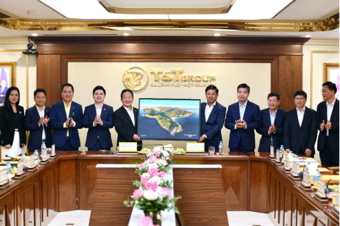 Đại diện lãnh đạo tỉnh Đắk Lắk (bên phải) trao quà lưu niệm đến T&T Group. Ảnh: T&T