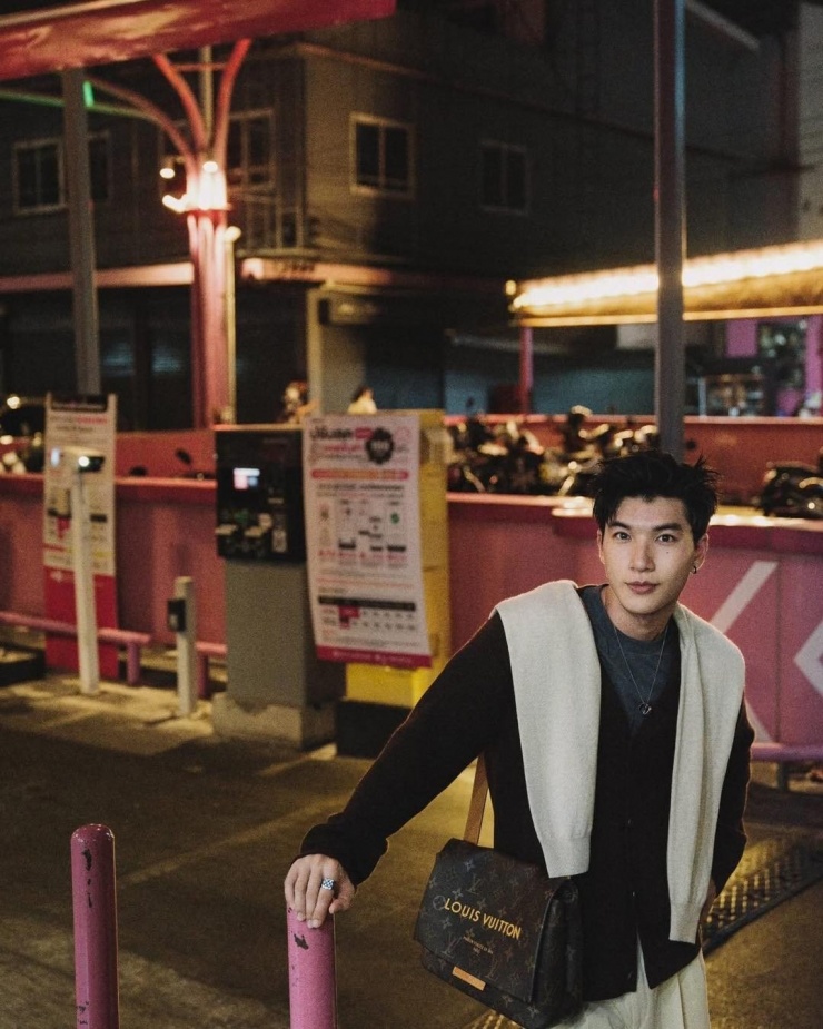 HIEUTHUHAI gây sốt với visual "chất liệu bạn trai" tại đường phố Bangkok - 4