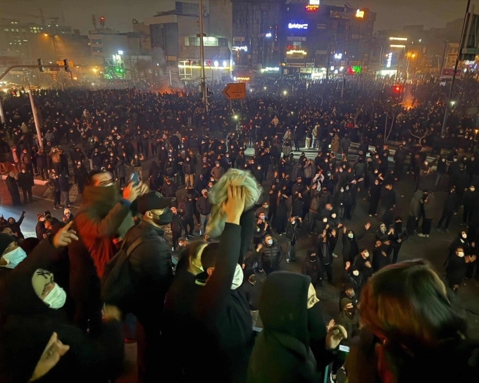 Người biểu tình tuần hành ở Tehran tối 10/1. Ảnh: AFP