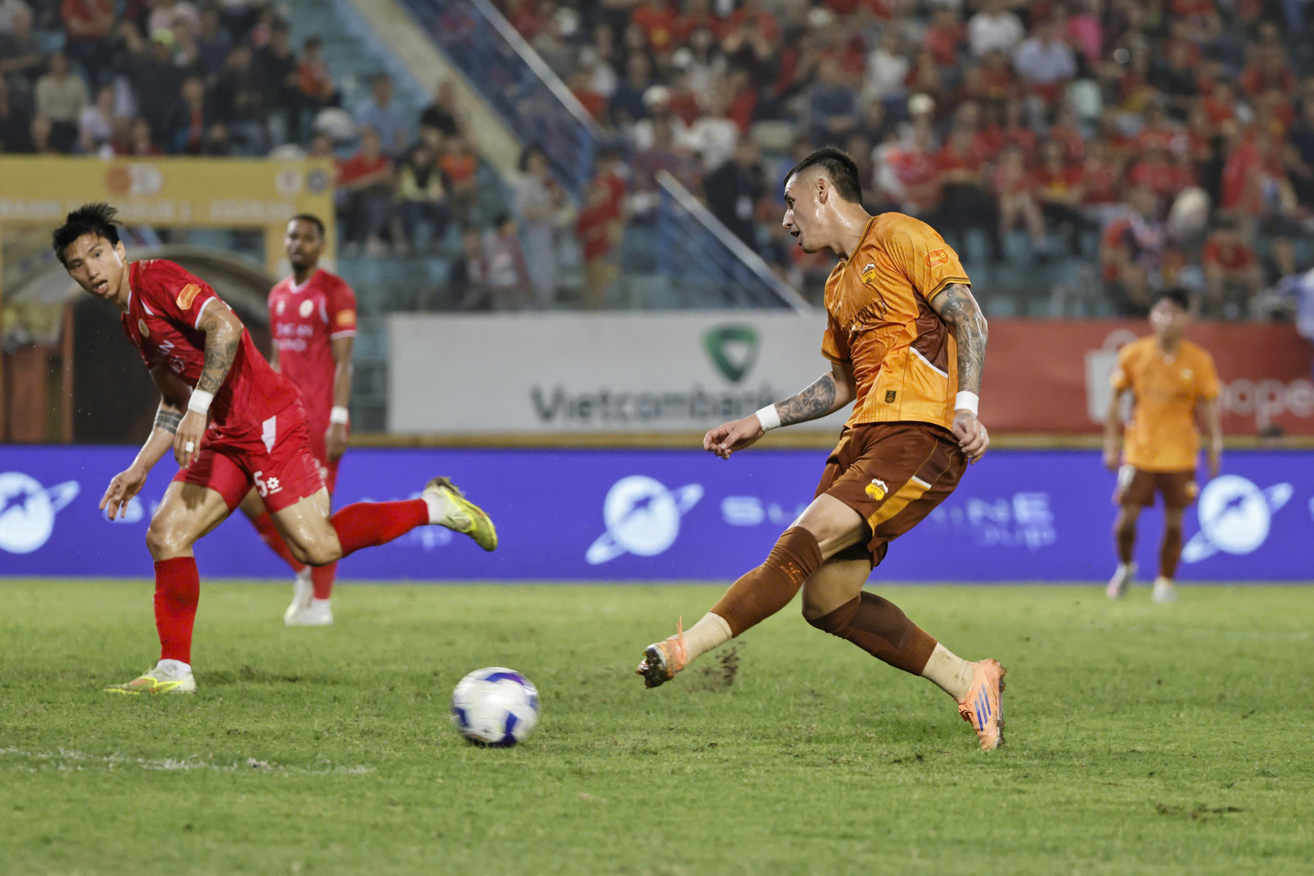 Bảng xếp hạng V-League mới nhất: Đội CAHN ‘ngạo nghễ’ tốp 1, HAGL thua ngược tụt xuống vị trí thấp- Ảnh 3. Bảng xếp hạng V-League mới nhất: Đội CAHN ‘ngạo nghễ’ tốp 1, HAGL thua ngược tụt xuống vị trí thấp- Ảnh 3.