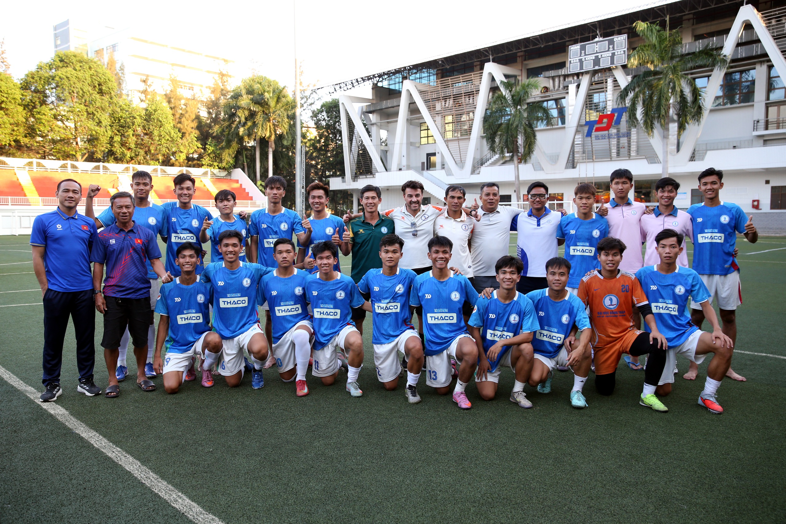 Đại chiến bóng đá sinh viên: Tân binh có HLV ngoại tạo ấn tượng trước VCK - Ảnh 2.