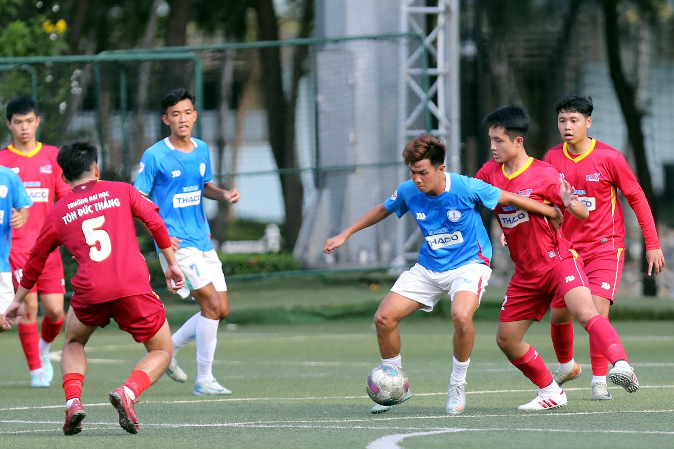 Đại chiến bóng đá sinh viên: Tân binh có HLV ngoại tạo ấn tượng trước VCK - Ảnh 3.