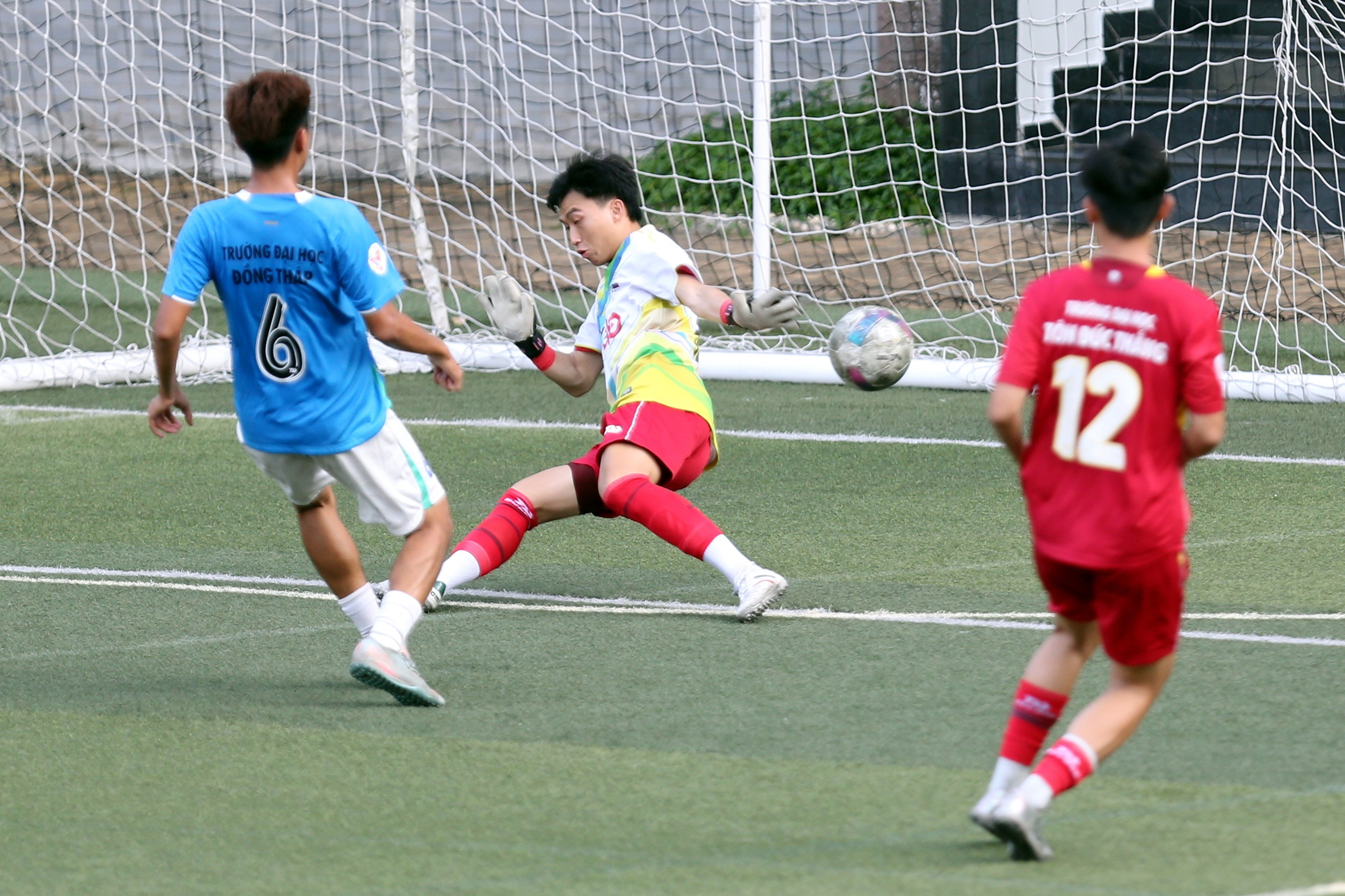 Đại chiến bóng đá sinh viên: Tân binh có HLV ngoại tạo ấn tượng trước VCK - Ảnh 5.