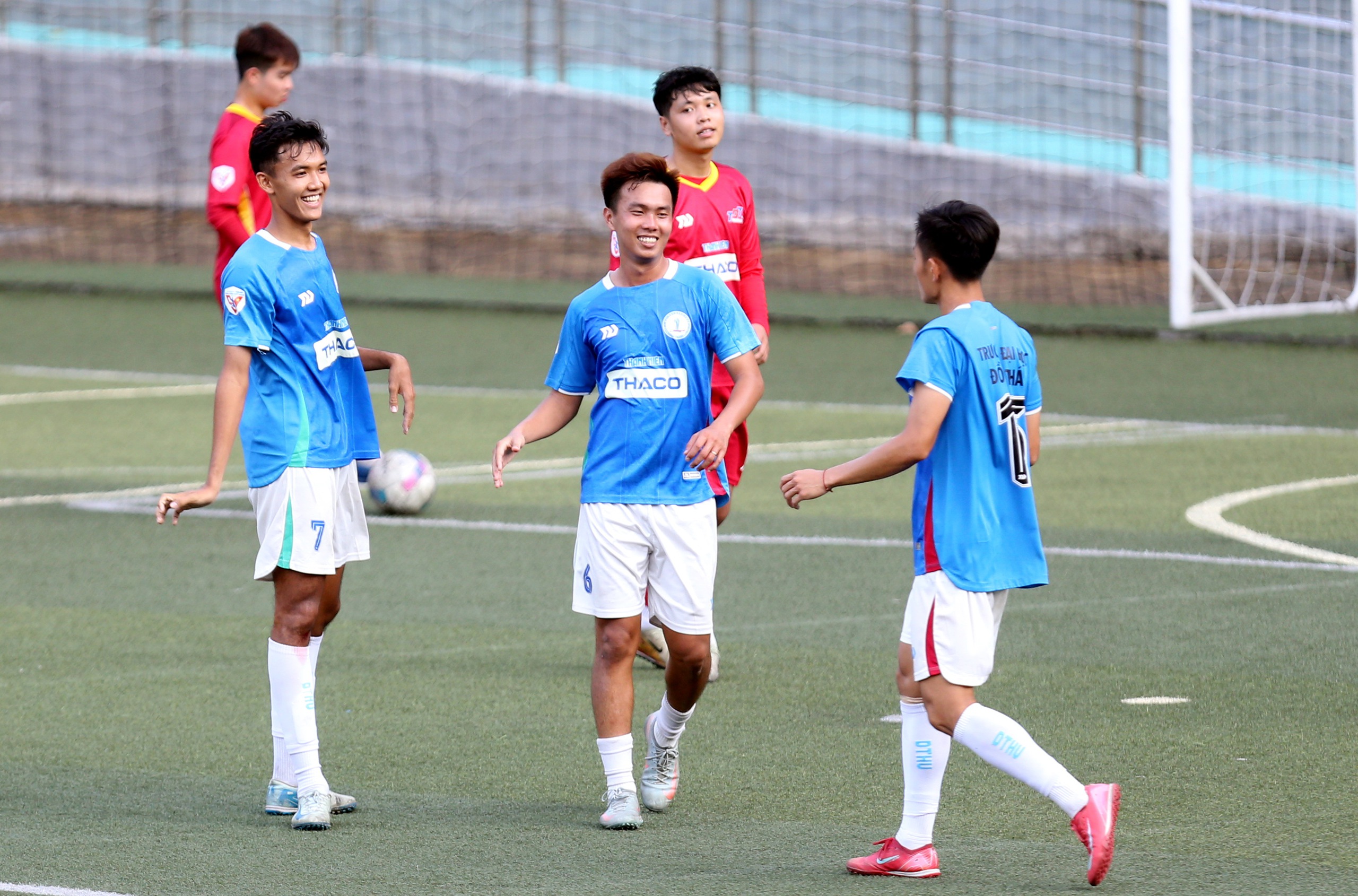 Đại chiến bóng đá sinh viên: Tân binh có HLV ngoại tạo ấn tượng trước VCK - Ảnh 8.