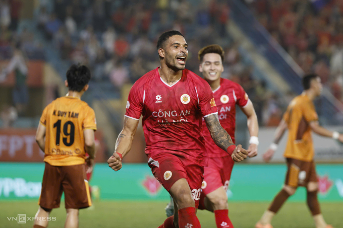 Tiền đạo Công an Hà Nội Rogerio Alves ghi cú đúp trong trận thắng HAGL 3-1 ở vòng 14 V-League 2025-2026, trên sân Hàng Đẫy ở Hà Nội ngày 28/2/2026. Ảnh: Hoàng Huynh