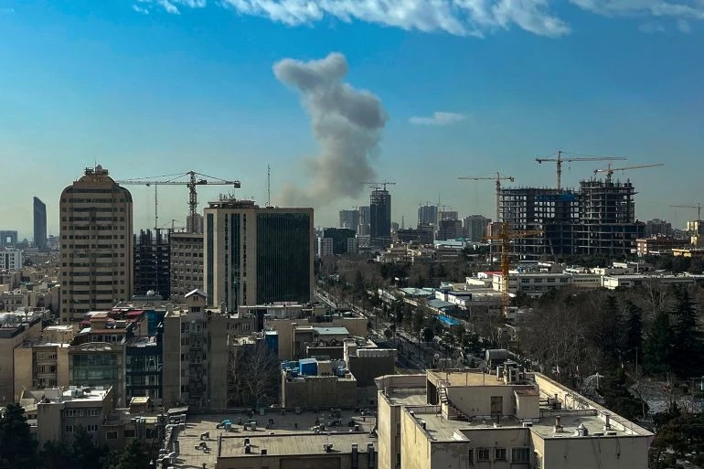 Khói bốc lên tại trung tâm thủ đô Tehran (Iran) ngày 28-2. Ảnh: AFP