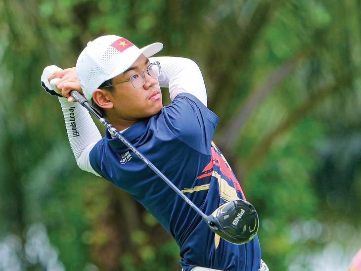 2 cha con trên con đường golf chuyên nghiệp 1 golf - Ảnh 1.