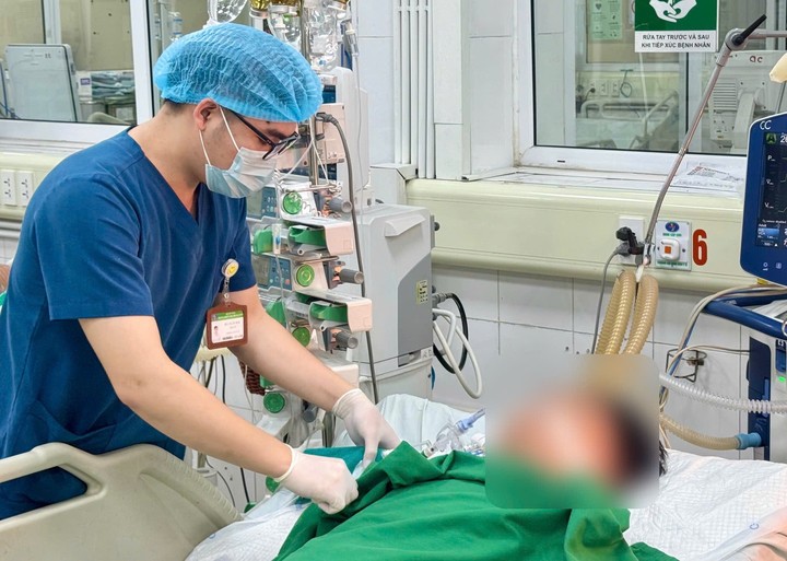 Bác sĩ kiểm tra sức khoẻ cho người bệnh. (Ảnh: Thanh Sơn)