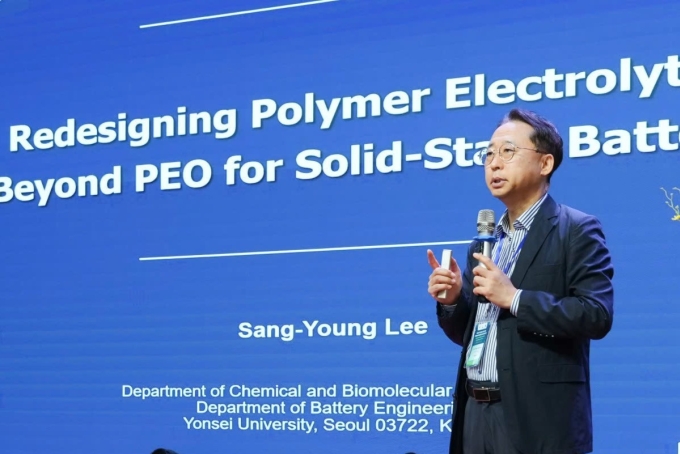 Nhà khoa học Lee Sang-Young của đại học Yonsei (Hàn Quốc), chia sẻ tại Hội thảo Hóa học xanh. Ảnh: Phenikaa