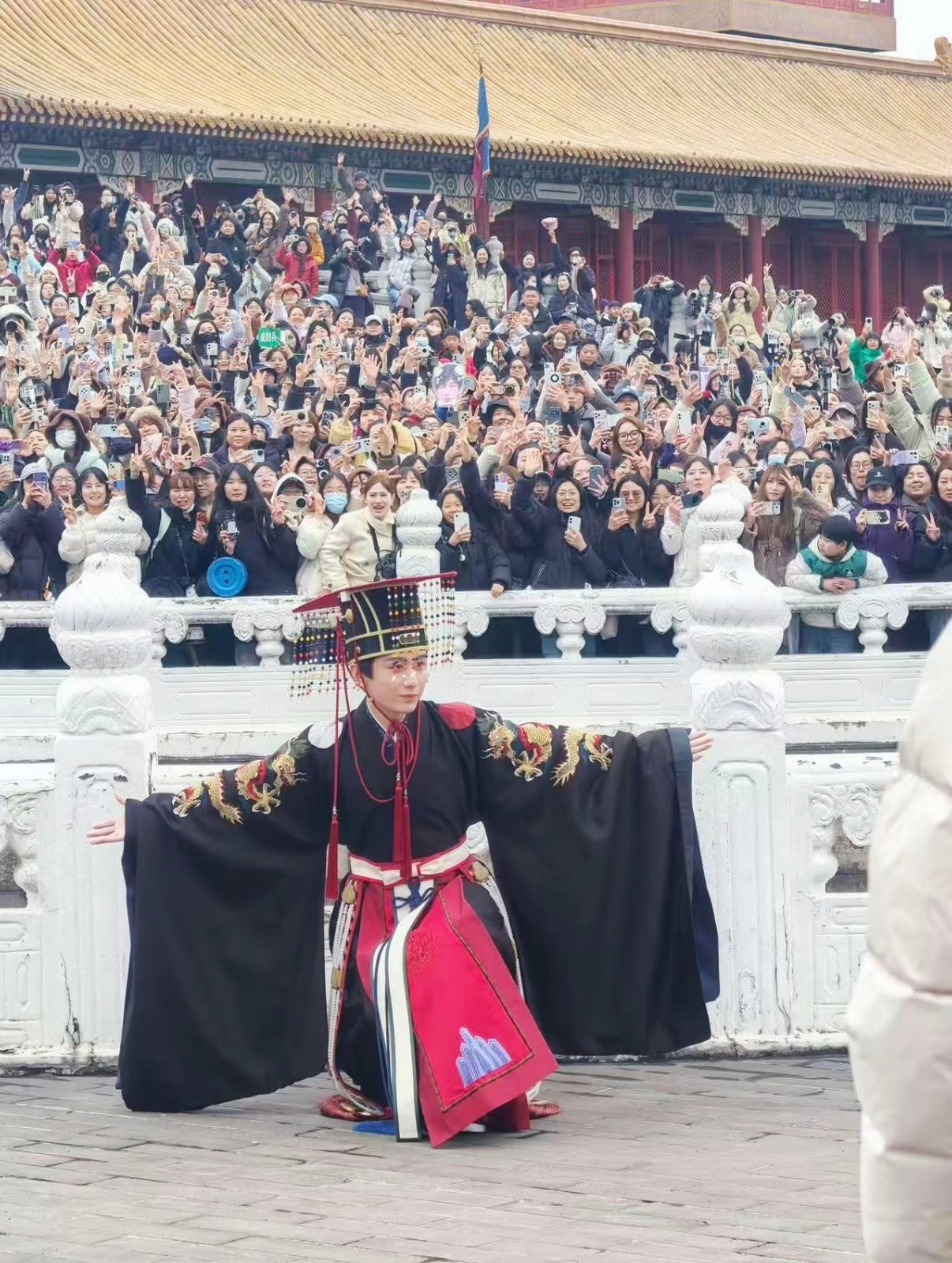 Chưa từng có ở showbiz: 20.000 người vây kín cung điện để gặp thảm họa cổ trang góc nào cũng xấu- Ảnh 1.