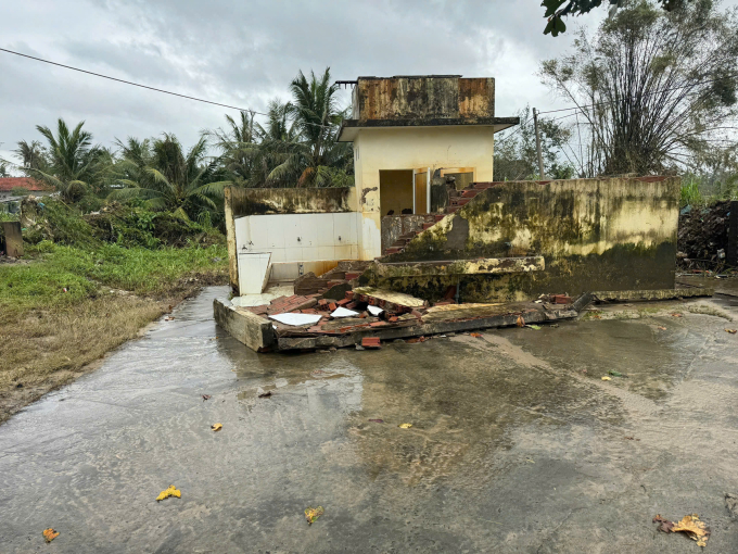 Khu nhà vệ sinh tại điểm trường Hà Yến, thuộc Trường TH-THCS Lê Duẩn, xã Tuy An Đông, bị bão lũ đánh sập, tháng 11/2025. Ảnh: Nhà trường cung cấp