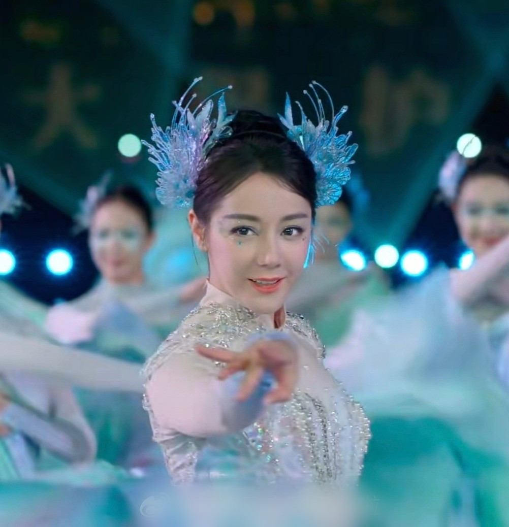 260 triệu người chê Địch Lệ Nhiệt Ba trang điểm xấu- Ảnh 1.