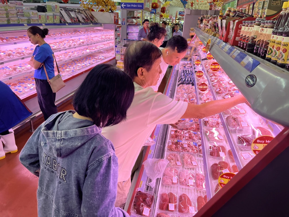 27 Tết hàng hóa đổ về 3 chợ đầu mối ở TP.HCM tăng mạnh, giá thịt heo tăng cao ảnh 1 ba chợ đầu mối