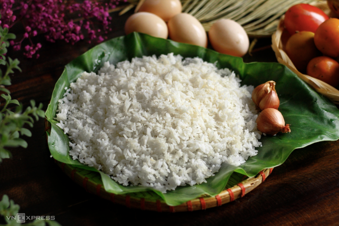 Ngâm gạo trước khi nấu giúp hạ thấp chỉ số đường huyết (GI) của gạo. Ảnh: Bùi Thủy