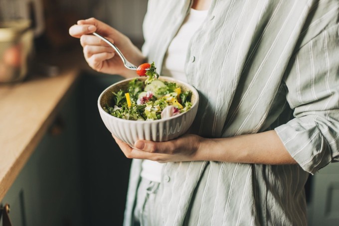 Nên ăn tối thiểu một bát rau trong mỗi bữa để bù lại lượng chất xơ thiếu hụt ngày Tết.