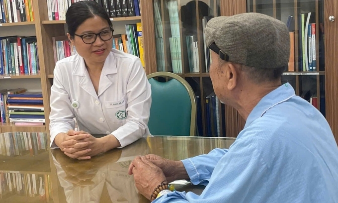 Bác sĩ Phương tư vấn, thăm khám cho bệnh nhân. Ảnh: Diệu Hiền