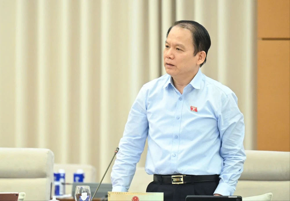 Ông Hoàng Thanh Tùng, Chủ nhiệm Ủy ban Pháp luật và Tư pháp của Quốc hội. ong-hoang-thanh-tung-voi-thoi-tiet-nay-ma-khong-co-dieu-hoa-chac-khong-lam-viec-duoc.jpg