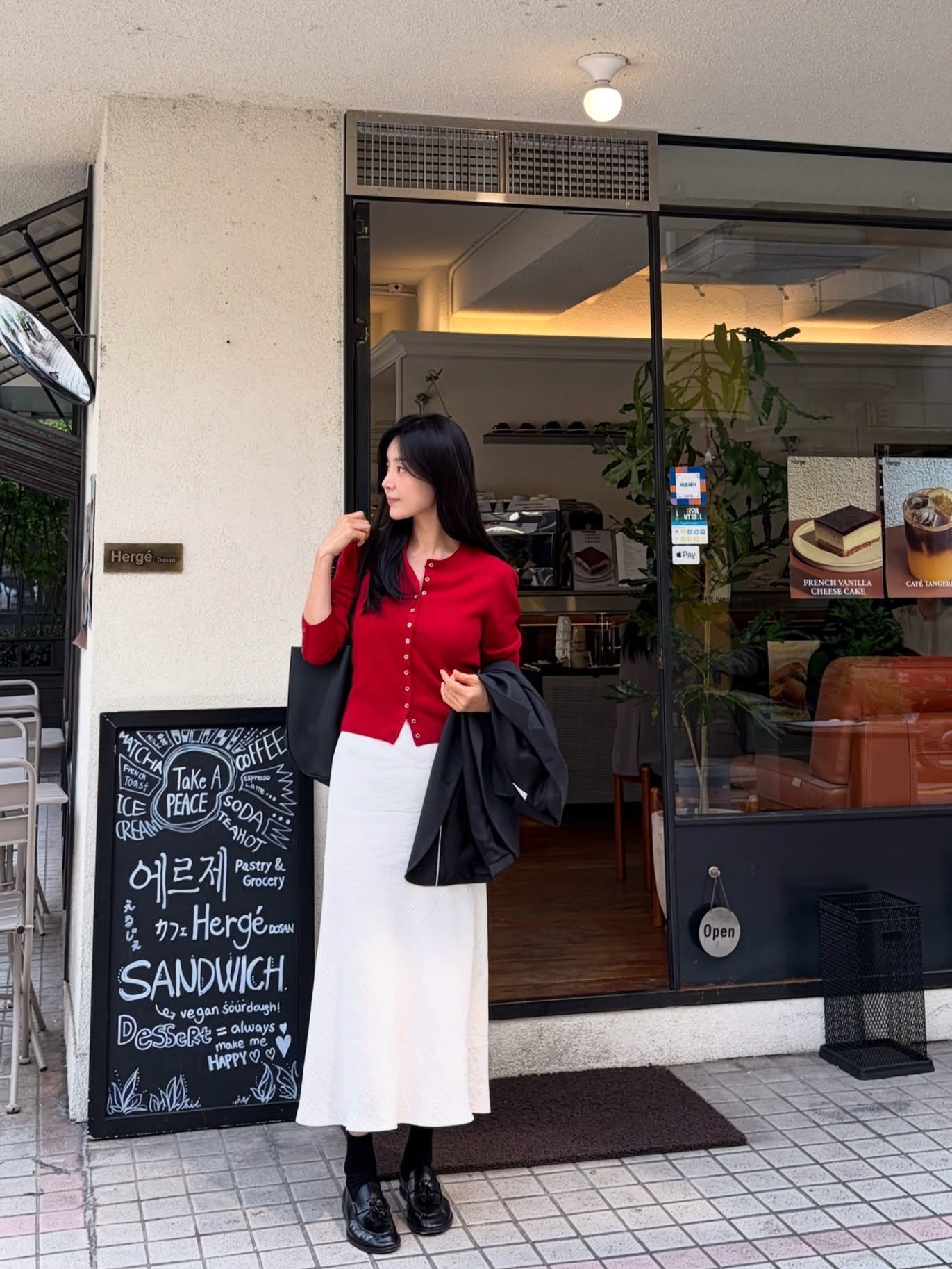 4 công thức mặc đồ đi chúc Tết chuẩn thanh lịch mà phụ nữ ngoài 40 tuổi nên ghim từ bây giờ- Ảnh 3. 4 công thức mặc đồ đi chúc Tết chuẩn thanh lịch mà phụ nữ ngoài 40 tuổi nên ghim từ bây giờ- Ảnh 3.