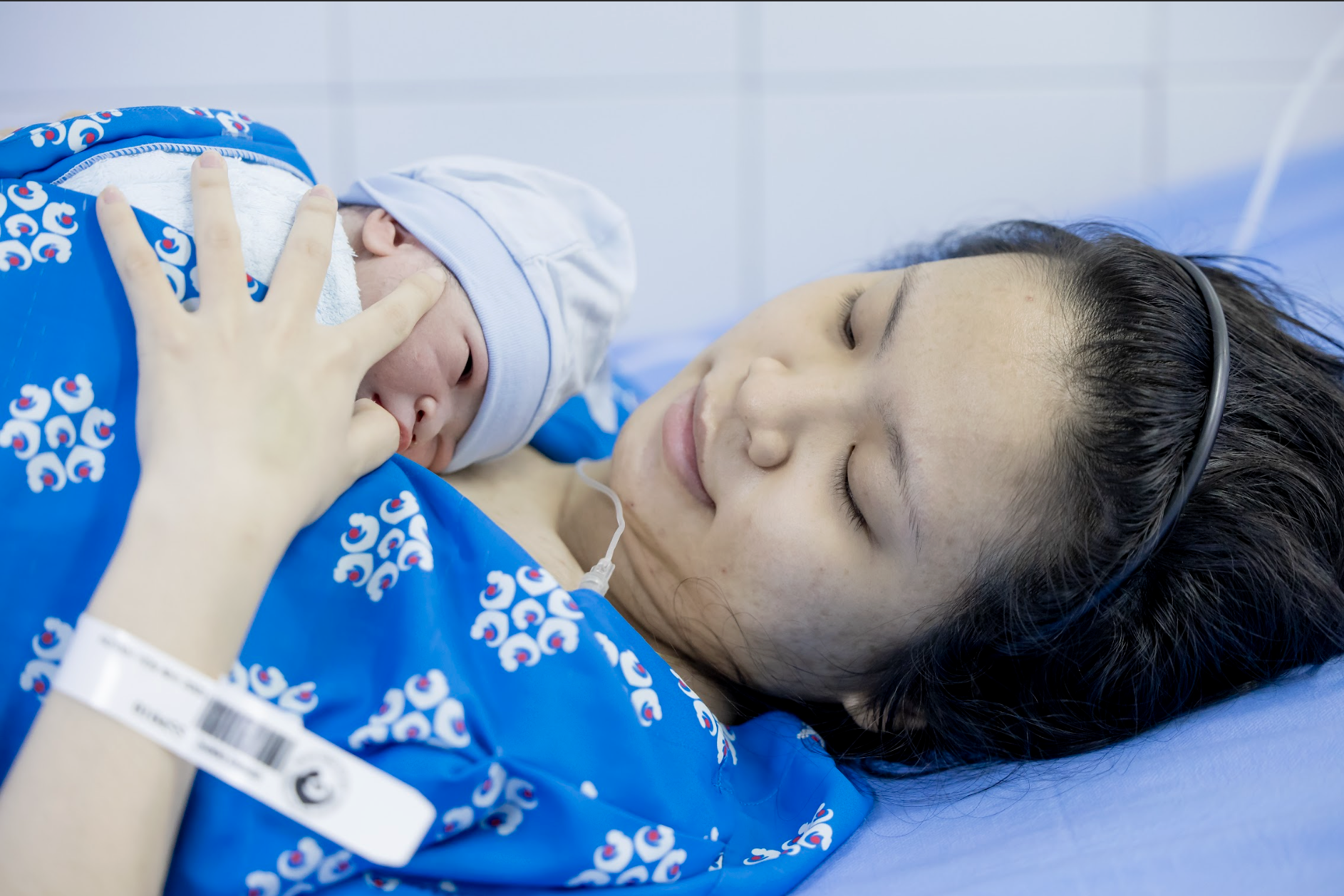 Buổi trò chuyện đặc biệt với một bác sĩ trong 26 phút đầu năm mới: 4 em bé cất tiếng khóc và những người không được phép mệt mỏi- Ảnh 1. Buổi trò chuyện đặc biệt với một bác sĩ trong 26 phút đầu năm mới: 4 em bé cất tiếng khóc và những người không được phép mệt mỏi- Ảnh 1.